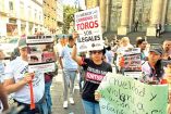 Manifestantes contra las corridas de toros afuera del Congreso de la CDMX.
