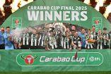 Jugadores del Newcastle levantando la Copa de la Liga.