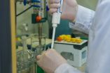 Científico realiza pruebas en un laboratorio