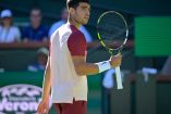 Carlos Alcaraz con la raqueta en la mano derecha.