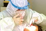 Dentista atendiendo a una persona.