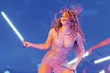 Cantante Shakira durante concierto en Estadio GNP