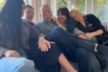 Bruce Willis y familia abrazandolo