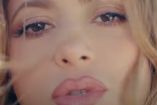 Shakira con lágrimas en los ojos en video Última