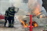 Bomberos de la Ciudad de México trabajan para extinguir el incendio de una camioneta estacionada en la colonia del Gas, en la alcaldía Azcapotzalco. El fuego se propagó rápidamente y alcanzó a otros vehículos. En la imagen, se observa a los vulcanos rociando agua mientras las llamas consumen el auto.