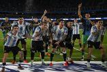 Jugadores de Argentina celebran con su afición tras golear 4-1 a Brasil durante las Eliminatorias de Conmebol rumbo al Mundial 2026.