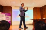 Arístides Rodrigo Guerrero García durante su ponencia sobre legislación y justicia digital, en un auditorio universitario en Veracruz. Presenta diapositivas sobre inteligencia artificial frente a una audiencia atenta. El evento abordó temas como protección de datos, automatización judicial y sesgo algorítmico.