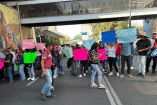 Los manifestantes mostraron mantas, pancartas y lanzaron consignas para exigir la libertad de Gabriela Sánchez Romero. Foto: Jorge González