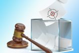 Ilustración de un mazo de juez y una urna electoral.