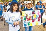 Personas marchando en favor del autismo en la CDMX.