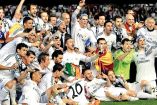 Plantilla del Real Madrid festejando uno de sus títulos de Copa del Rey.
