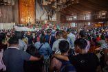 Cientos de personas escuchan la misa en la Basílica de Guadalupe