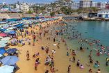 Visitantes se divierten en las playas de Acapulco, Guerrero