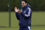 Mikel Arteta aplaudiendo en un entrenamiento.