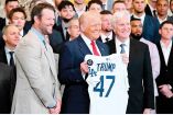 El presidente Donald Trump recibió un jersey con el número 47 como regalo por parte de Dodgers; les deseó suerte para repetir como monarcas.