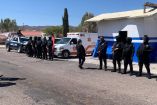 Elementos de la policía estatal parados frente a una ambulancia en Durango
