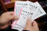 Las loterías estadounidenses, como Powerball, destacan por sus colosales premios. 