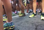 Personas con tenis de correr en carrera