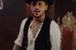Christian Nodal con sombrero y chaleco de piel