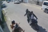 Momento en que Don Julio es atacado por sicarios en motocicleta mientras llevaba a su nieta a la escuela en Campeche, captado por cámara de seguridad