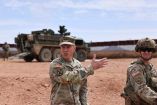 Soldados del Ejército de Estados Unidos patrullan una zona desértica a lo largo de la frontera sur, tras la orden ejecutiva del presidente Donald Trump para usar tierras federales con fines militares.