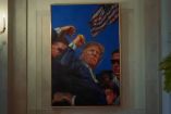Pintura de Donald Trump con el puño en alto, ensangrentado, ubicada cerca de la escalera principal de la Casa Blanca, sustituyendo el retrato de Barack Obama