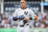 Aaron Judge retirándose los guantes.
