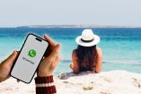 Persona descansando luego de activar el modo vacaciones en WhatsApp 