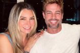William Levy sonriendo y Elizabeth Gutiérrez abrazándolo