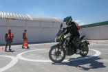 Conductor de moto realiza una prueba de manejo 