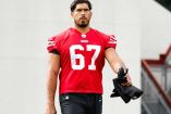 Isaac Alarcón con el jersey de 49ers.