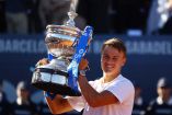 Holger Rune con el trofeo de Barcelona.