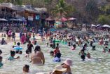 Turistas disfrutan de las bahías de Huatulco en Semana Santa