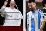 Papa Francisco saludando y Messi conmovido.