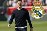 Xabi Alonso junto al escudo del Real Madrid.