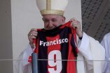 Papa Francisco con la camiseta de San Lorenzo.