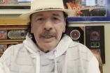 Carlos Santana con sombrero blanco