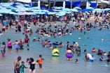 Vacacionistas abarrotan las playas de Acapulco, Guerrero