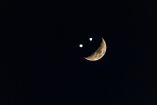 La imagen de la luna y dos planetas simulan una cara feliz