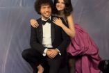 Benny Blanco y Selena Gomez en foto de graduación