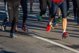 Personas con tenis corriendo en calle