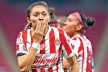Viri Salazar, jugadora de Chivas mandando un beso tras su gol.
