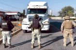 Elementos de las Fuerzas Armadas custodian tractocamión con huachicol.