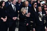 Ursula von der Leyen, presidenta dela Comisión Europea, al medio, en el funeral del papa.