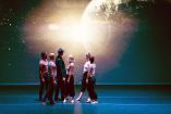 Bailarines de danza durante una presentación en el festival El Aleph.