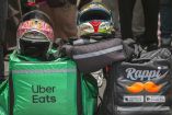 Cascos y mochilas de repartidores de Uber y DiDi.