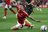 Jugador del Nottingham Forest cayendo al césped.