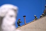 Bomberos del Vaticano colocando chimenea para el cónclave.