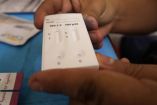Prueba de VIH en manos de persona