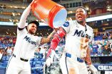 Jugadores de Marlins, festejando el triunfo ante Dodgers.